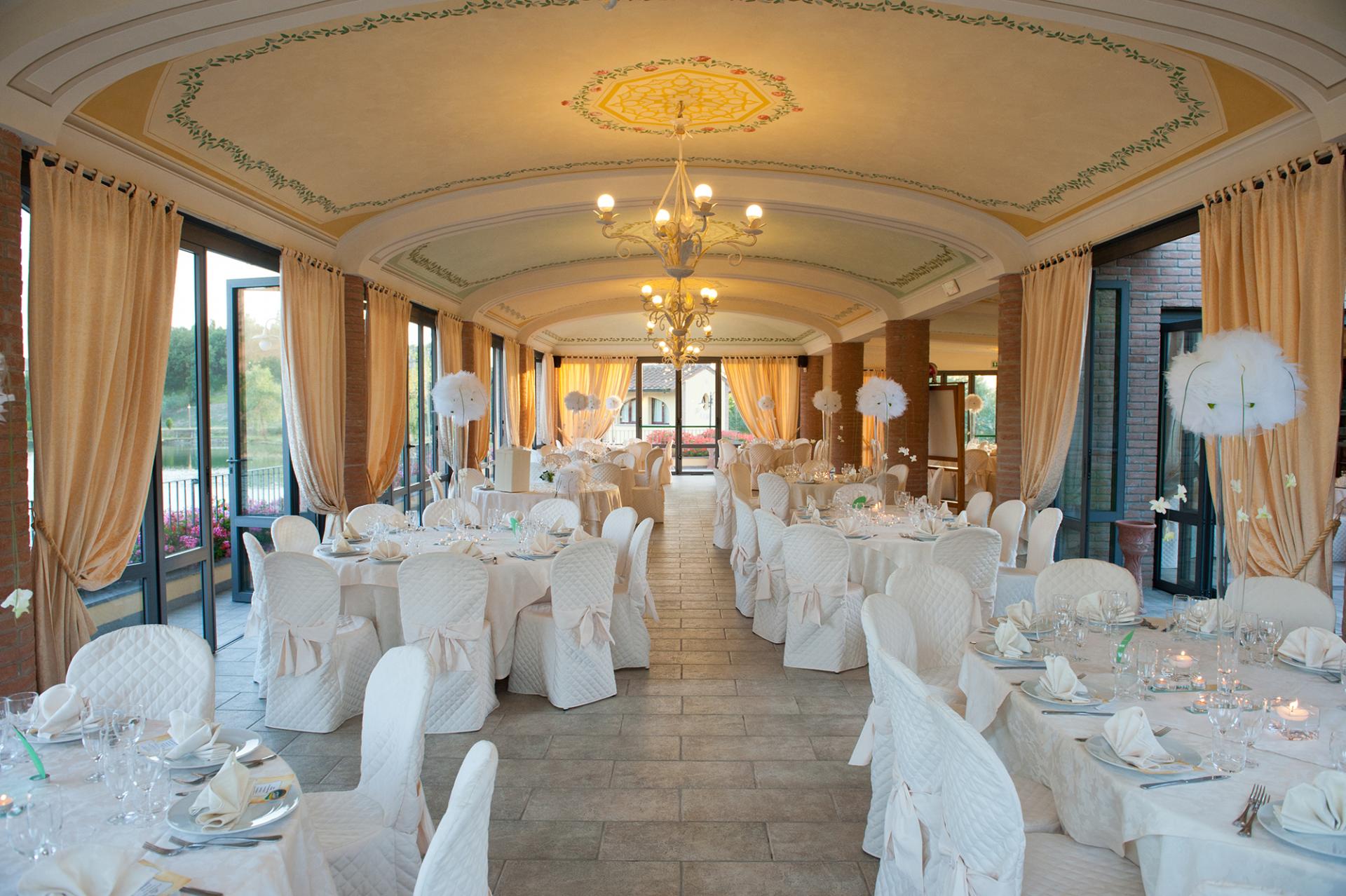 Ristorante Con Sale Per Matrimoni E Cerimonie Con Lago Privato E Parco